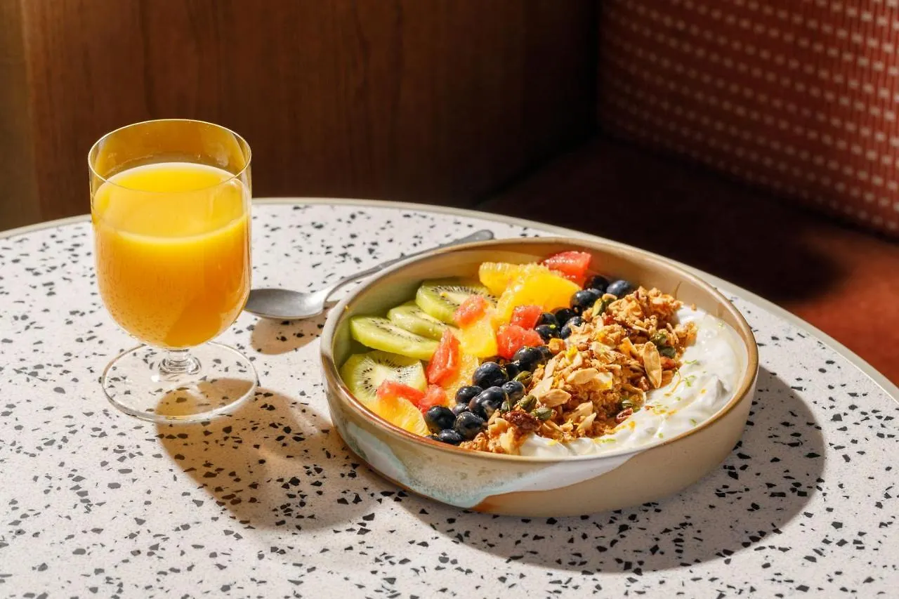 Tribe London Canary Wharf 4*,