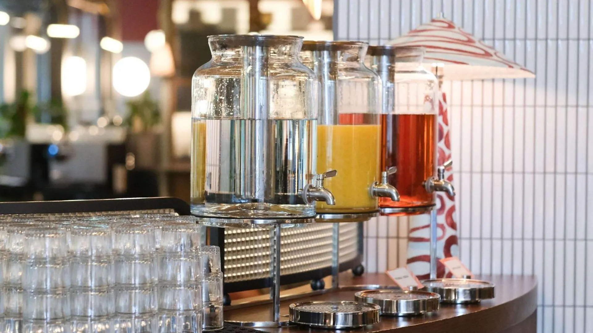 Tribe London Canary Wharf 4*,