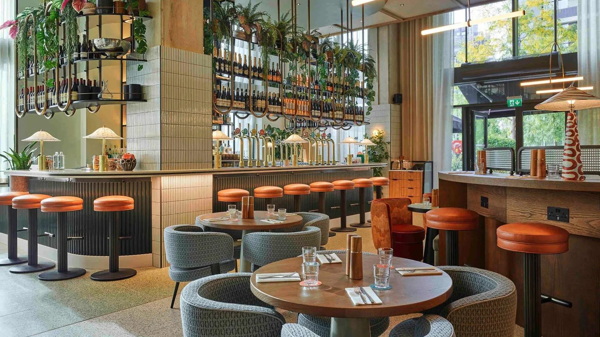 Tribe London Canary Wharf 4*,